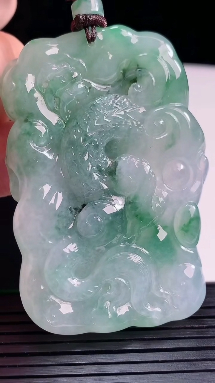 天然A货翡翠龙牌吊坠，尺寸60-42-8.5重量:50.30g
5月28日