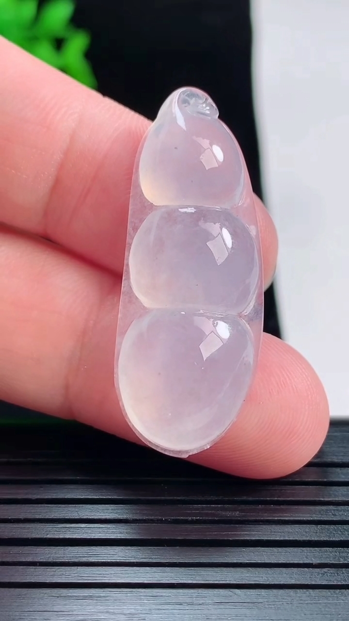 天然A货翡翠福豆吊坠，尺寸38-15-6.5重量:5.95g
5月28日