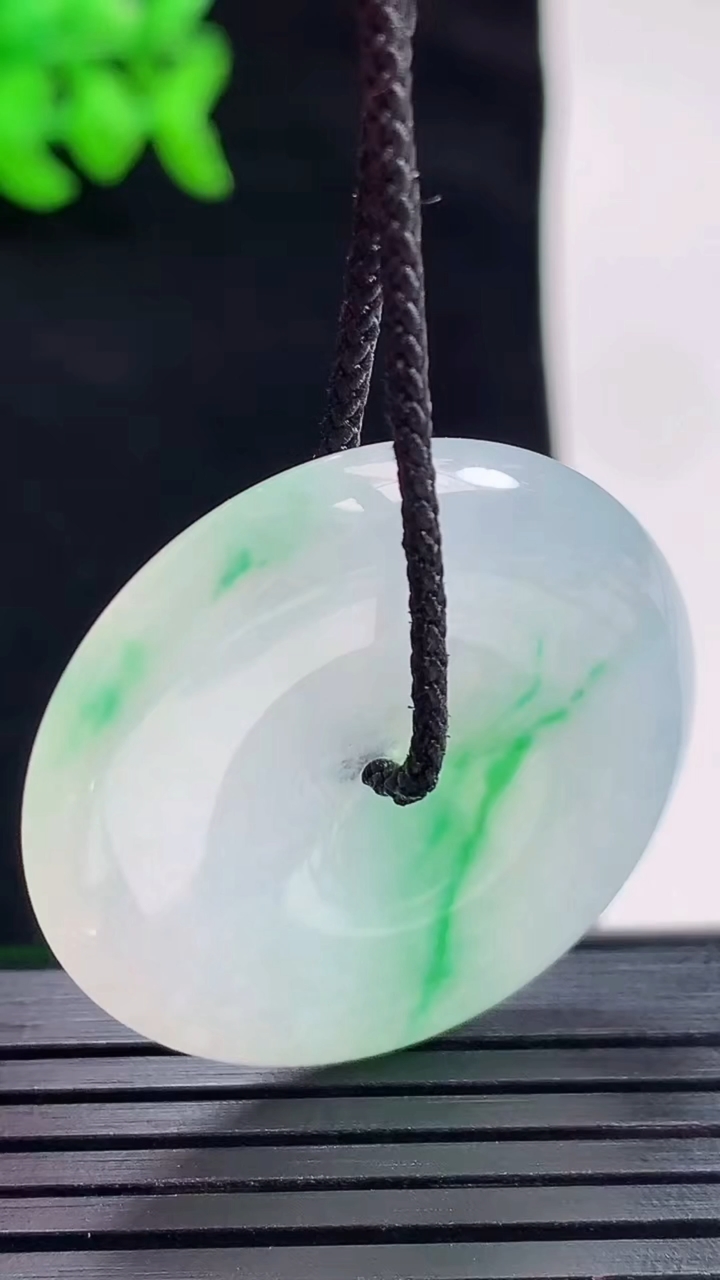 天然A货翡翠平安扣吊坠，尺寸31-5.2重量:11.25g
5月28日