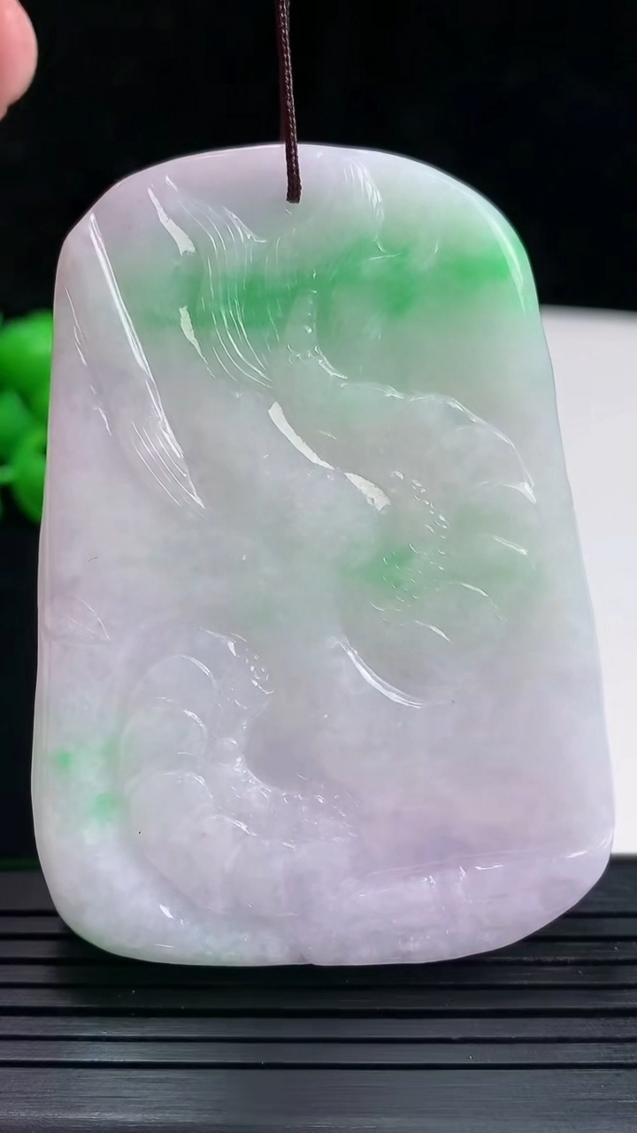 天然A货翡翠龙牌吊坠，尺寸66-48-13.5重量:85.25g
5月28日