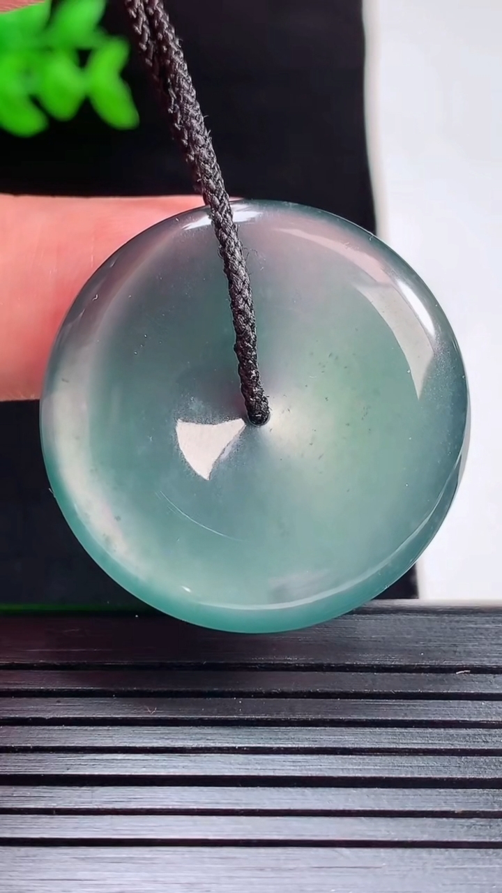 天然A货翡翠冰种蓝水平安扣吊坠，尺寸32-5.5重量:11.71g
5月28日