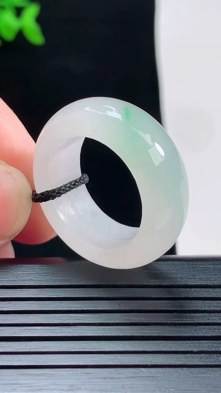 天然A货翡翠玉指环 戒指，尺寸19.5-9.2-4.5重量:9.77g2026年5月28日
工厂直销