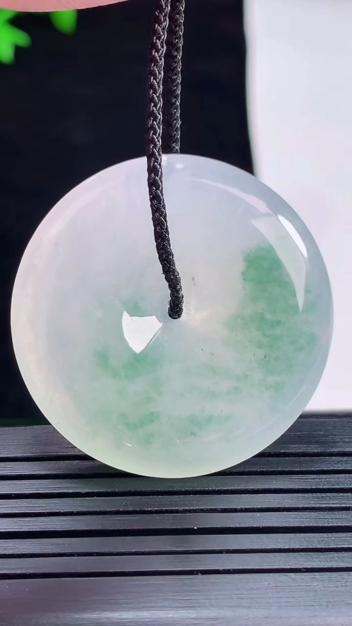 天然A货翡翠冰种飘花平安扣吊坠，尺寸36-5.5重量:14.88g
5月28日