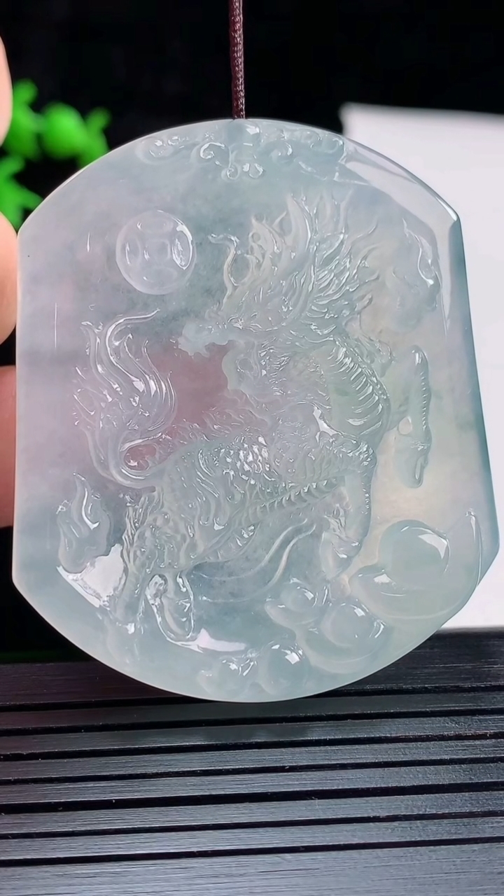 天然A货翡翠麒麟吊坠，尺寸50.6-43-6重量:27.40g
5月28日