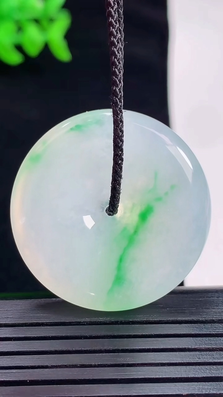 天然A货翡翠平安扣吊坠，尺寸31-5.2重量:11.25g
5月28日