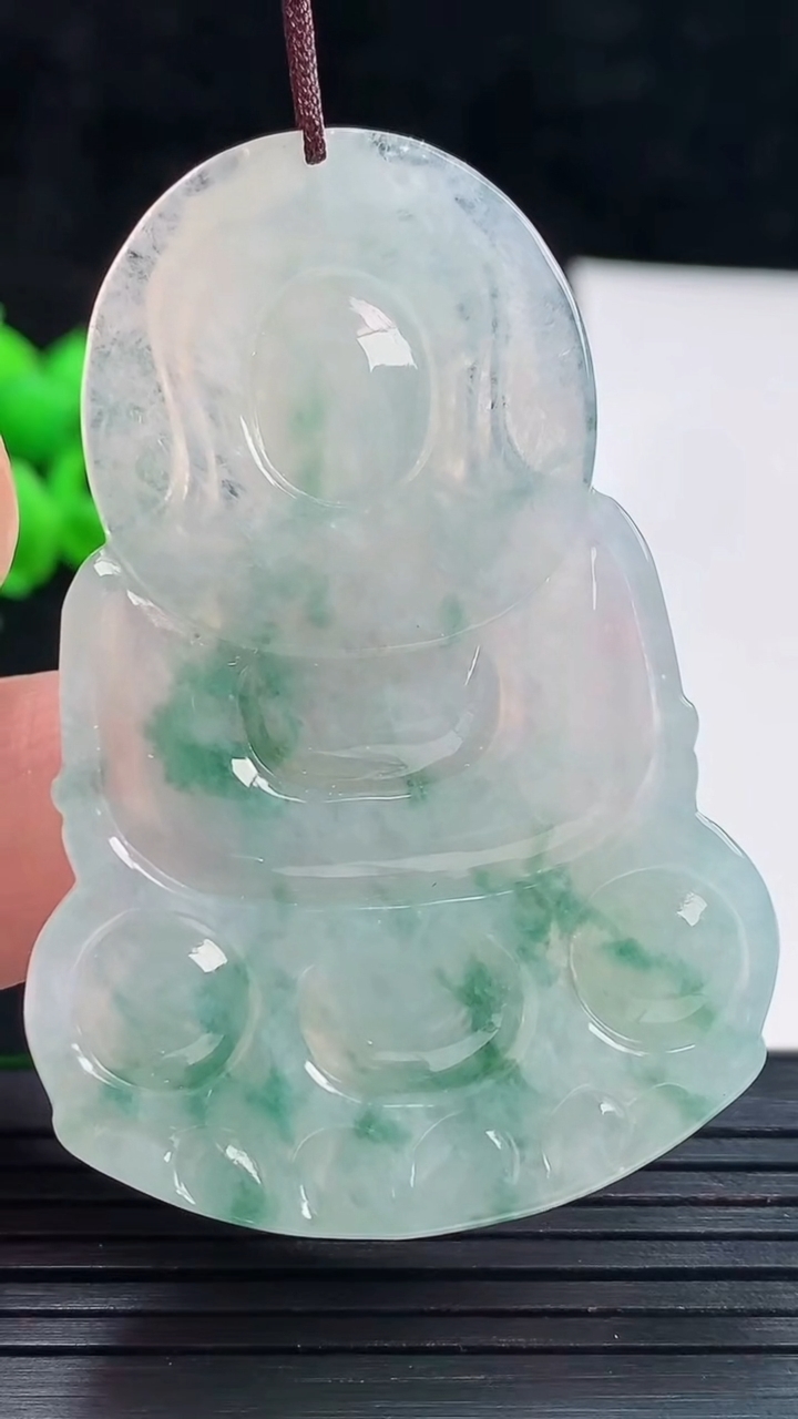 天然A货翡翠飘花正装观音吊坠，尺寸54.6-37-6.2重量:20.92g
5月28日