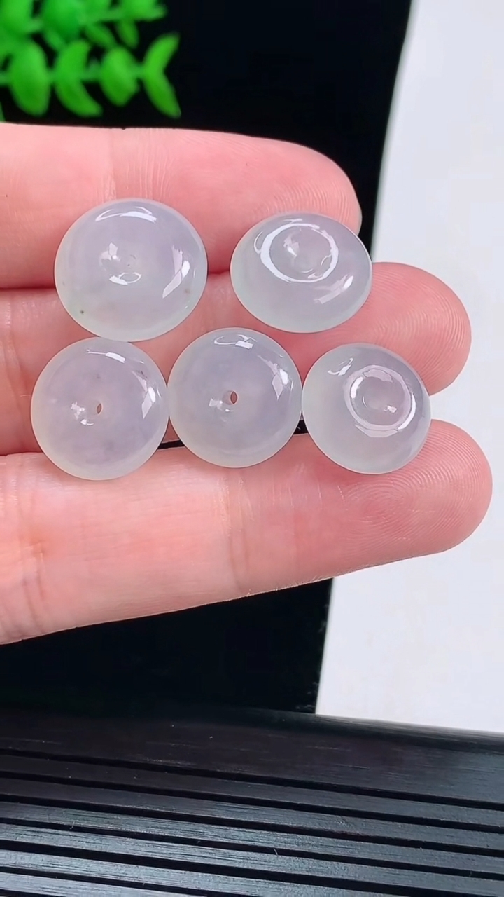 天然A货翡翠平安扣吊坠一手，尺寸16-6.2重量:12.67g
5月28日