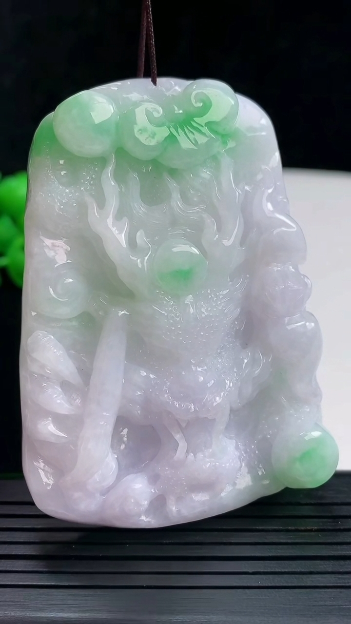 天然A货翡翠龙牌吊坠，尺寸66-48-13.5重量:85.25g
5月28日