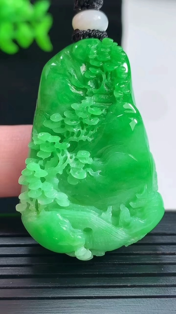 天然A货翡翠山水牌吊坠，尺寸42.5-28.5-13.5重量:32.72g
5月28日