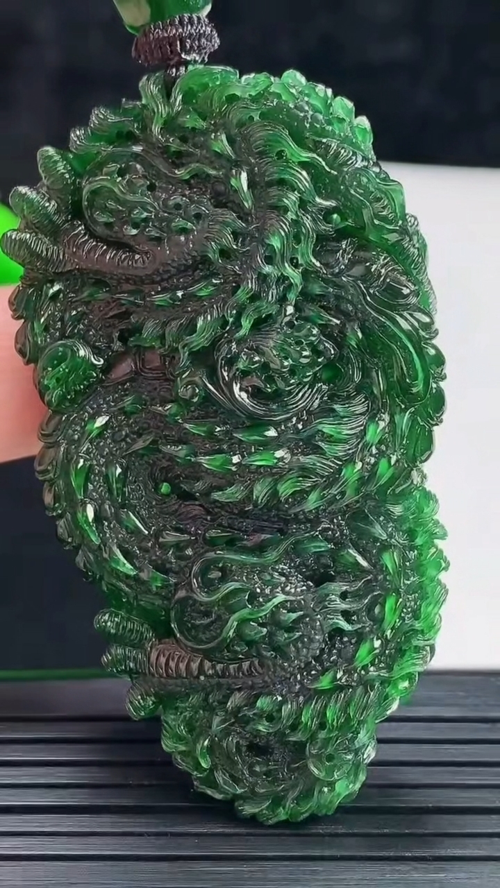 天然A货翡翠龙牌吊坠，尺寸62-35-16重量:45.90g
5月28日