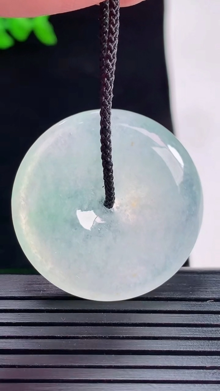 天然A货翡翠平安扣吊坠，尺寸31-5.5重量:11.30g
5月28日