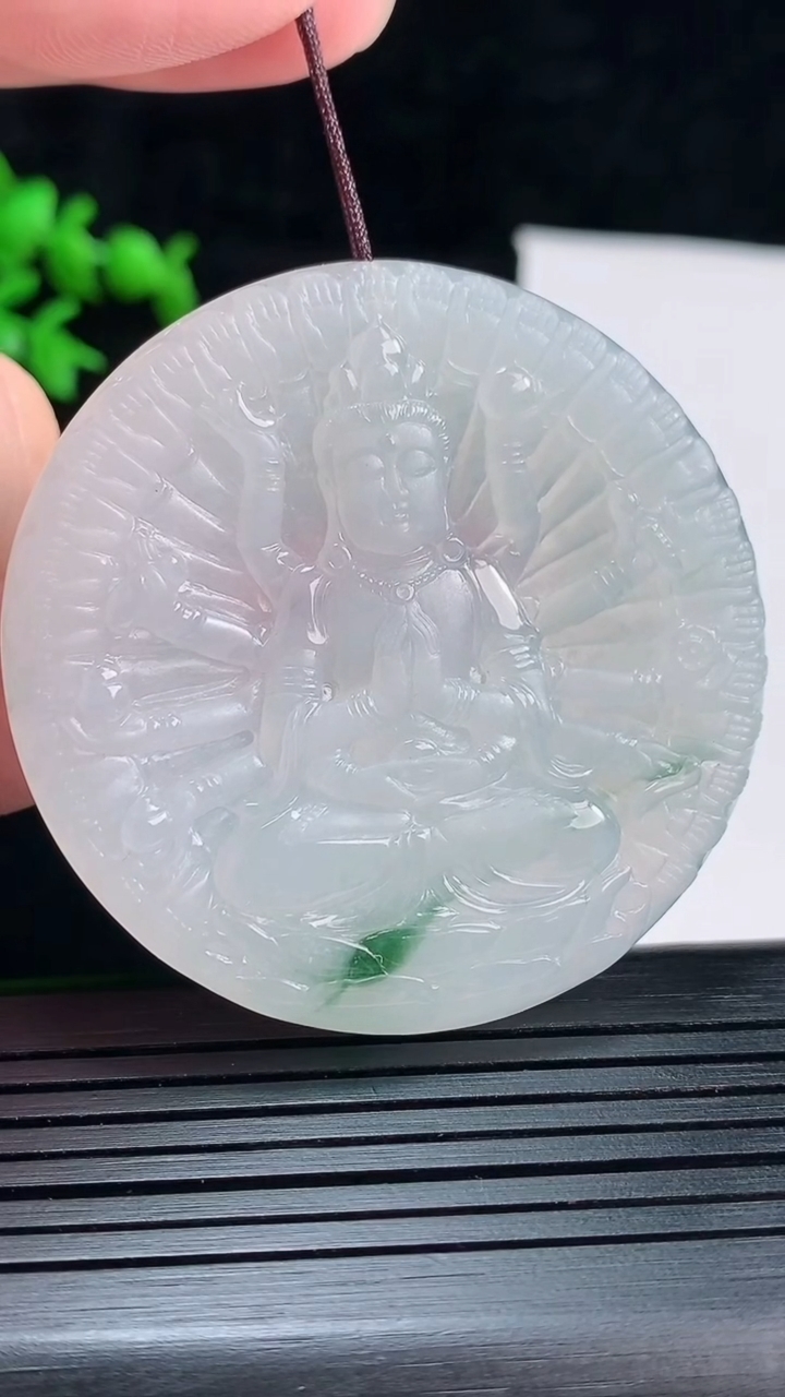 天然A货翡翠冰种飘花千手观音菩萨吊坠，尺寸49.6-5重量:28.77g
5月28日