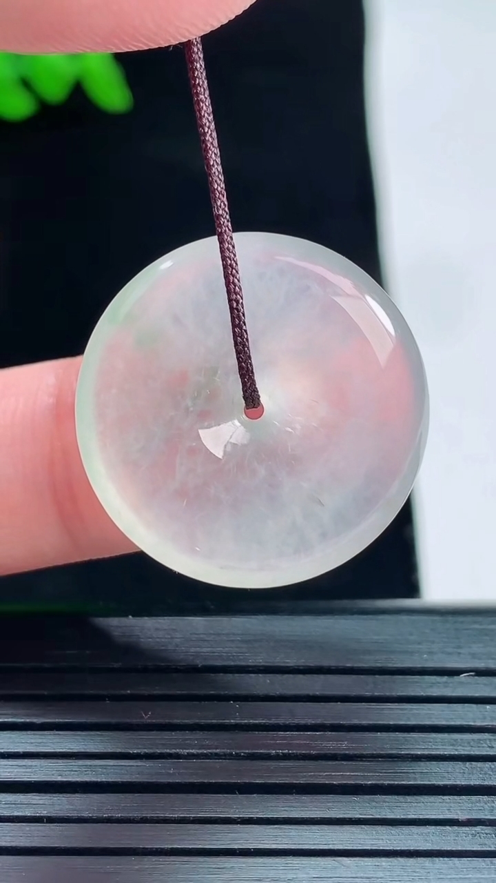 天然A货翡翠平安扣吊坠，尺寸23.8-5重量:5.78g
5月28日
