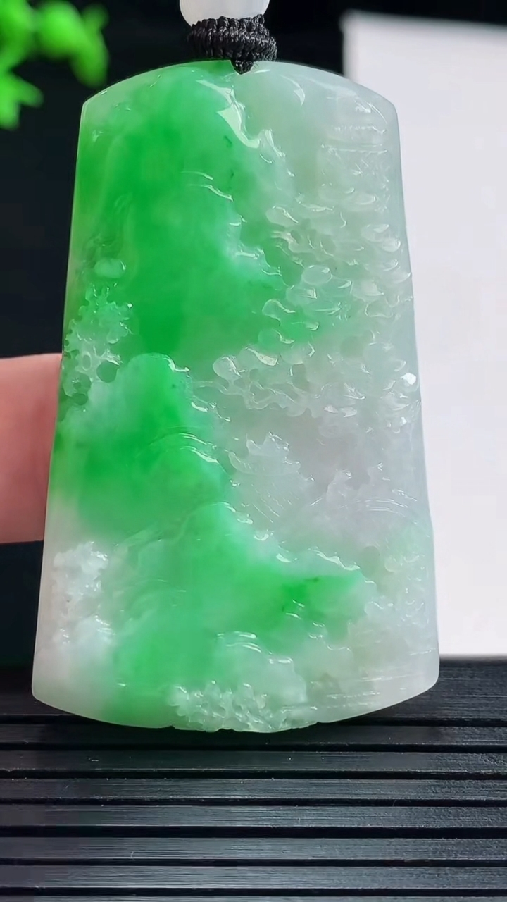 天然A货翡翠山水牌吊坠，尺寸50-31.8-6重量:24.54g
5月28日