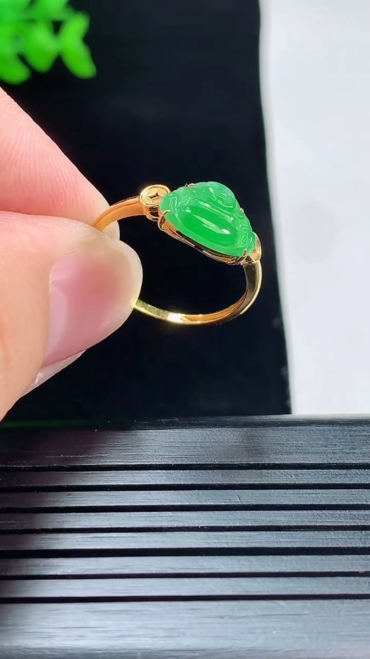 天然A货翡翠佛公戒指，尺寸17-8-10-3.2重量:1.27g2026年5月28日
工厂直销收藏佳品,种好水足，色泽均匀，有种有色，上手高大气！