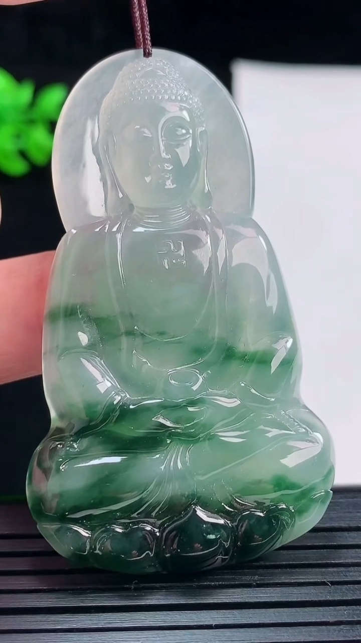 天然A货翡翠冰种飘花大日如来佛吊坠，尺寸61-36-5.2重量:20.88g
5月28日