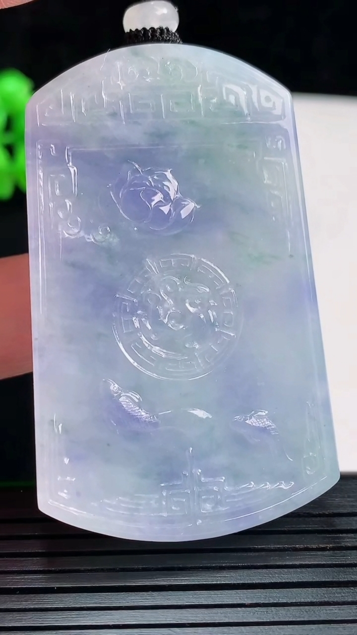 天然A货翡翠紫罗兰 飘花仿古无事牌吊坠，尺寸59-35.8-7重量:42.22g
5月28日