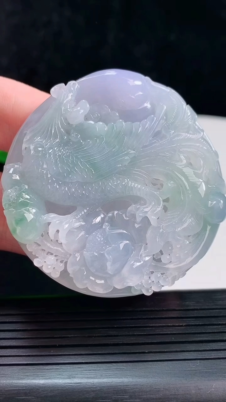 天然A货翡翠春带彩 紫罗兰凤凰吊坠，尺寸56.8-13.2重量:77.31g
5月28日