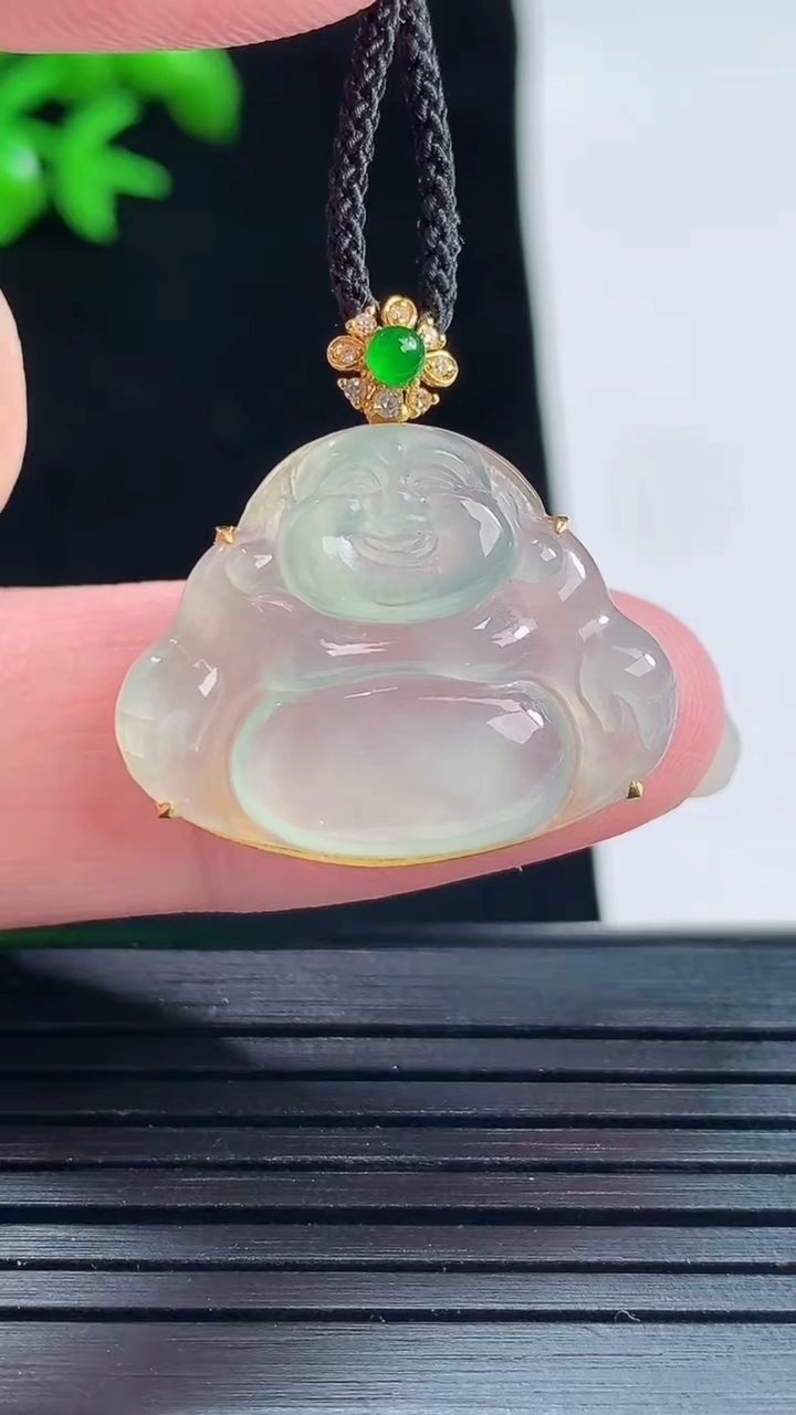 天然A货翡翠佛公吊坠，尺寸24-23.6-5.5，裸石18.5-24重量:2.81g
5月28日