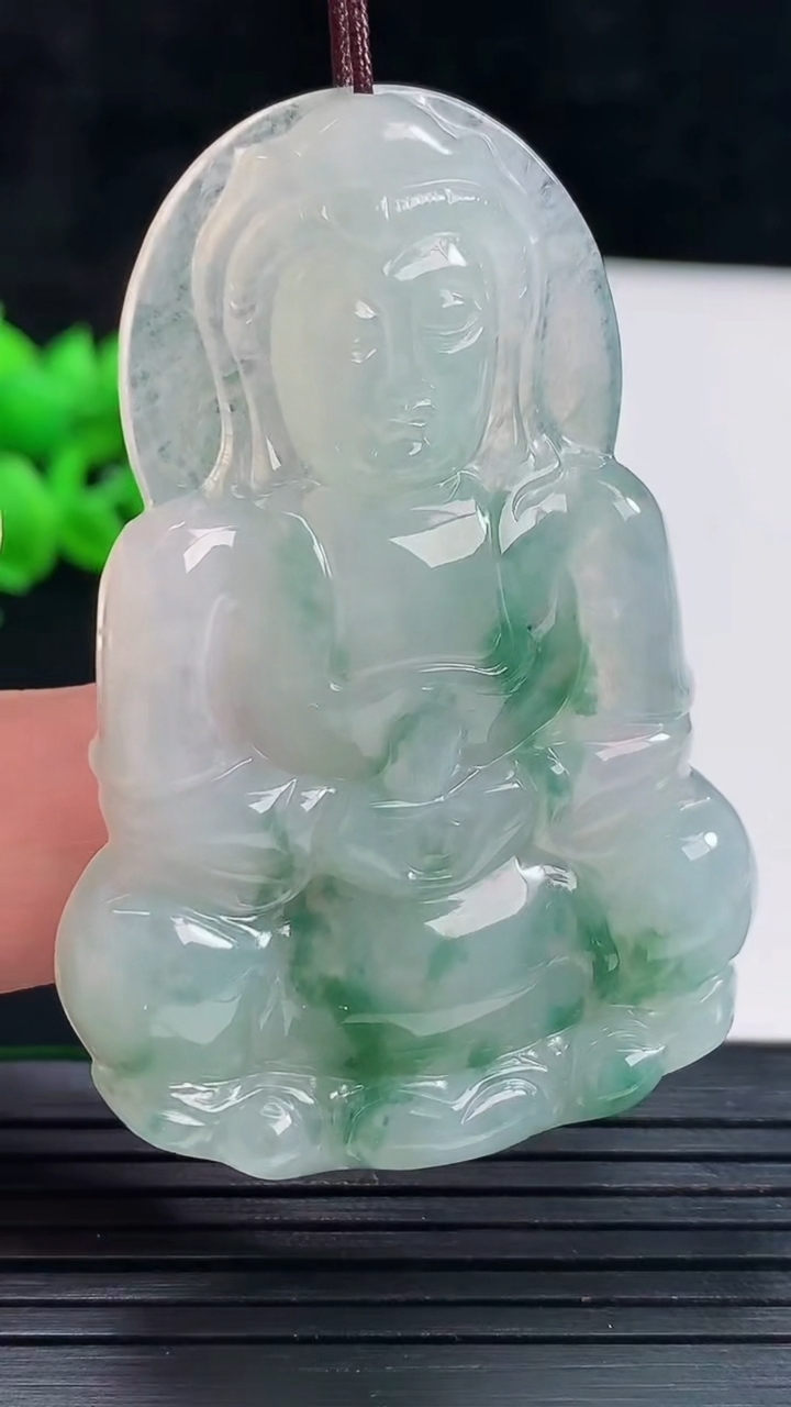 天然A货翡翠飘花正装观音吊坠，尺寸54.6-37-6.2重量:20.92g
5月28日