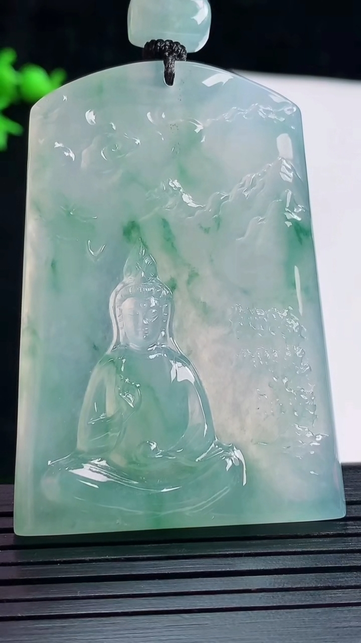 天然A货翡翠种飘花观音菩萨吊坠，尺寸56-40-5.5重量:37.57g
5月28日