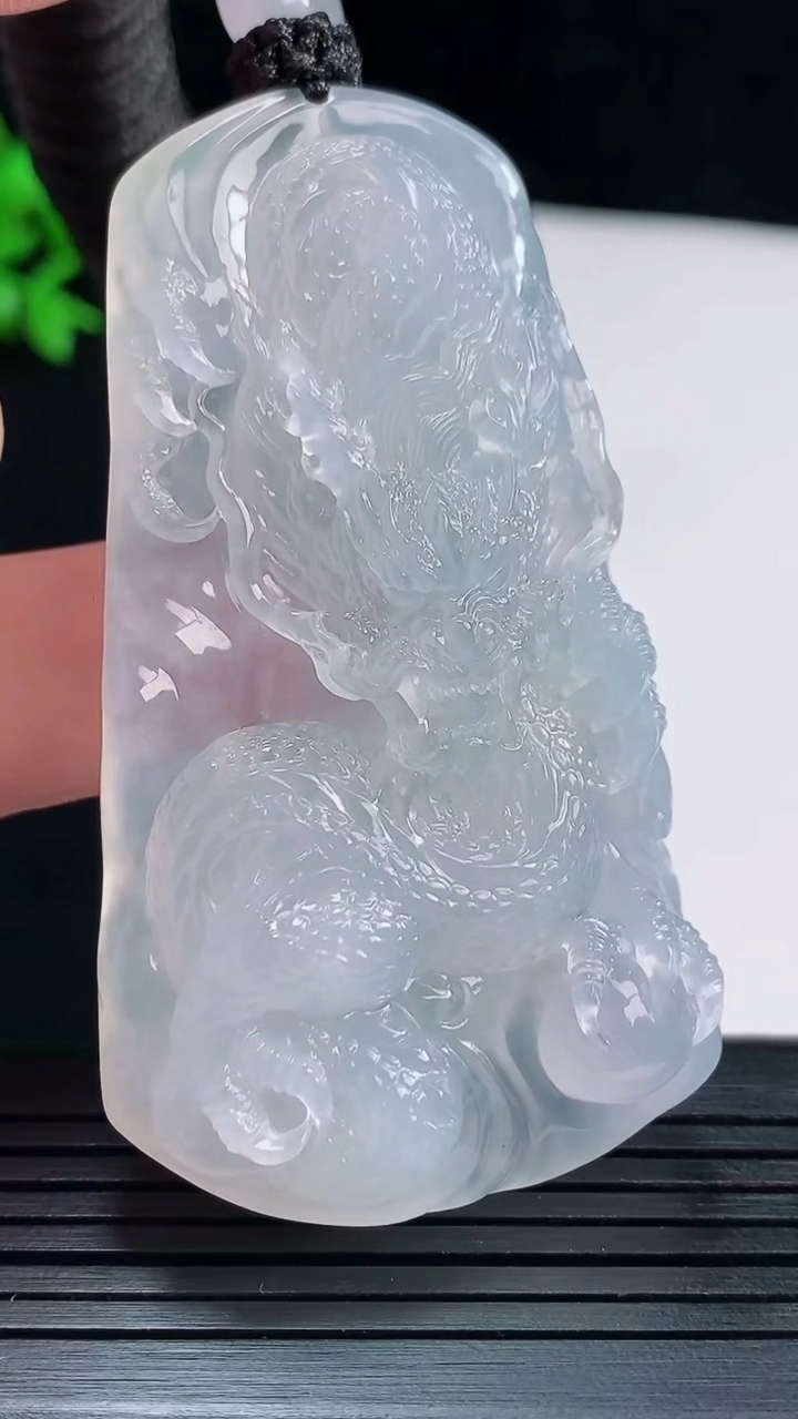 天然A货翡翠种紫罗兰龙牌吊坠，尺寸62-35.6-10重量:45.05g
5月28日