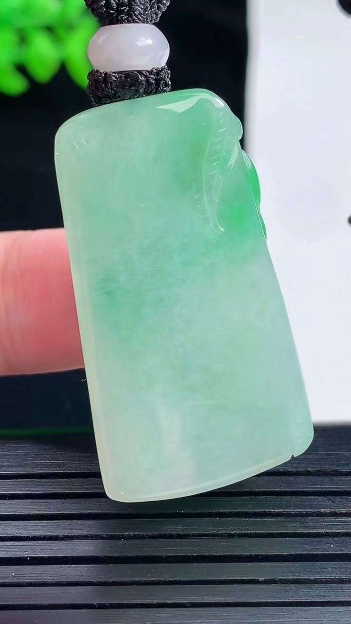 天然A货翡翠年年有余吊坠，尺寸37-21-10.6重量:18.35g
5月28日