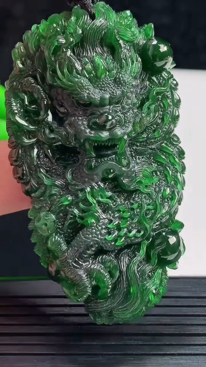 天然A货翡翠龙牌吊坠，尺寸62-35-16重量:45.90g
5月28日
