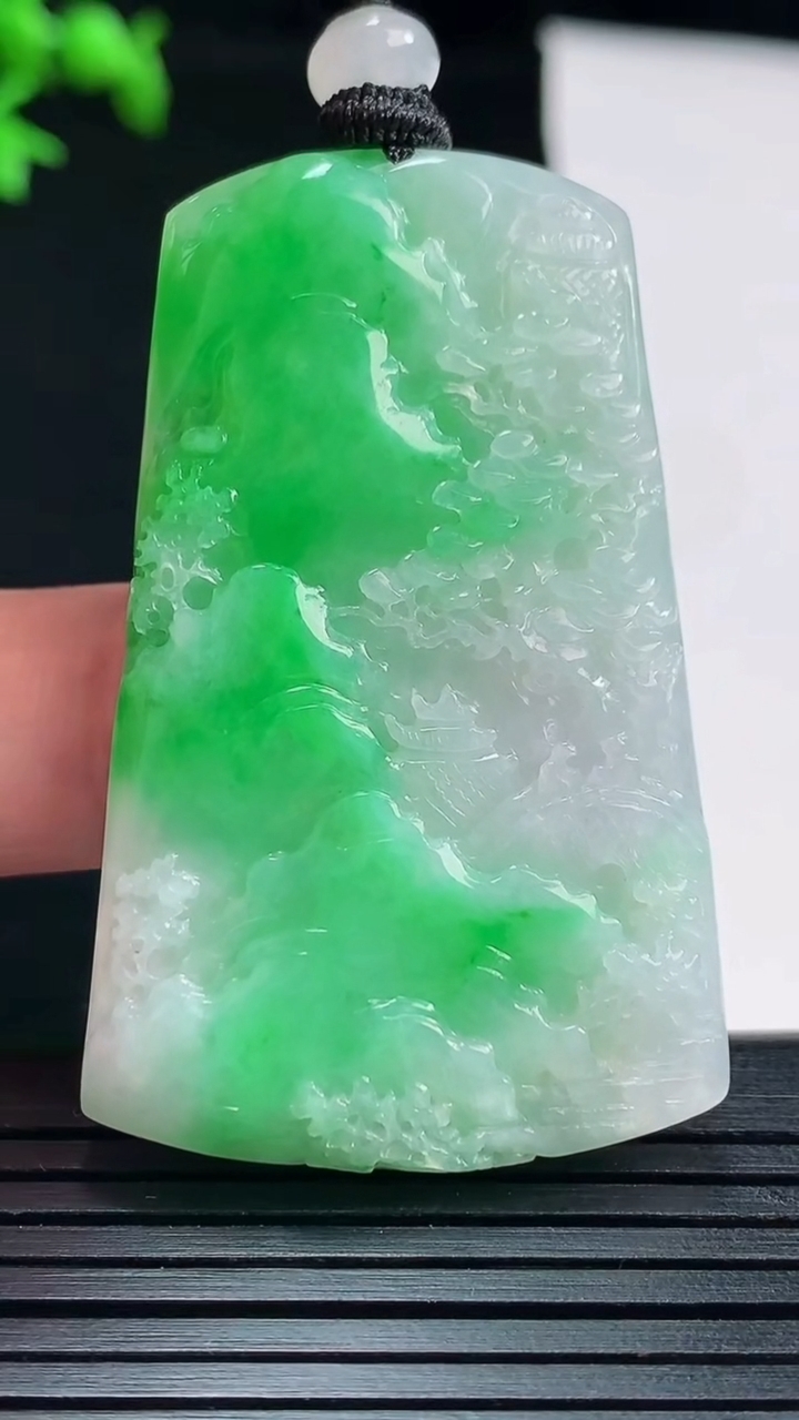天然A货翡翠山水牌吊坠，尺寸50-31.8-6重量:24.54g
5月28日