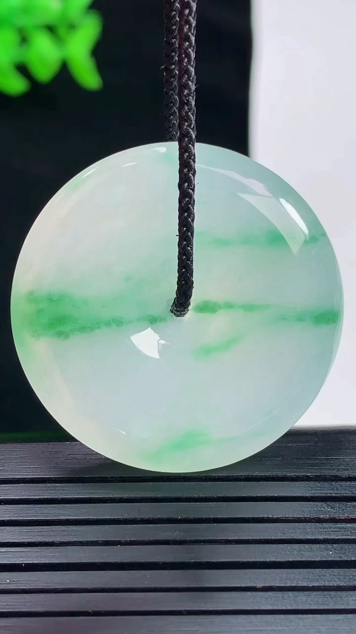 天然A货翡翠平安扣吊坠，尺寸33.6-6重量:14.71g
5月28日