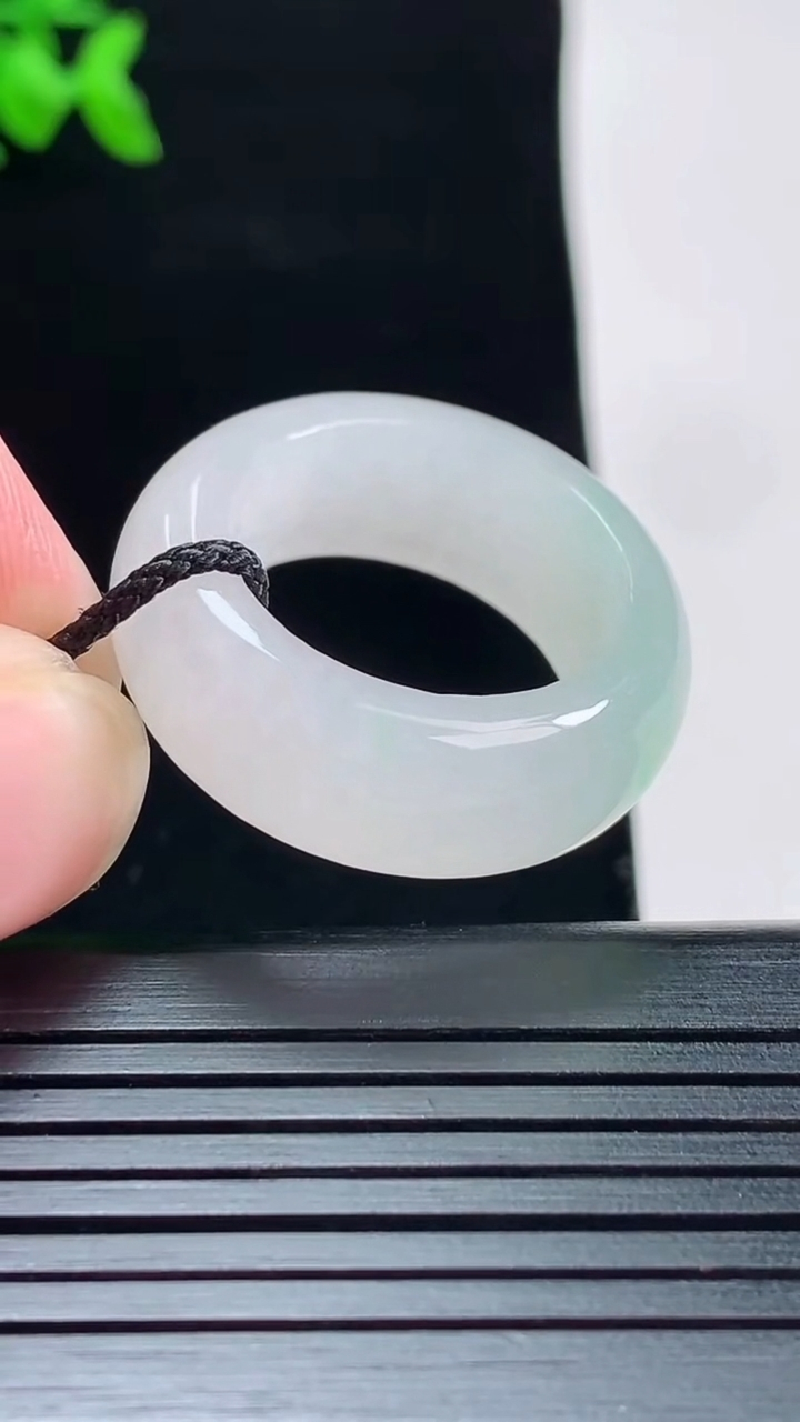天然A货翡翠玉指环 戒指，尺寸19.5-9.2-4.5重量:9.77g2026年5月28日
工厂直销收藏佳品,种好水足，色泽均匀，有种有色，上手高大气！