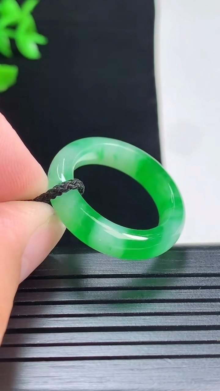 天然A货翡翠玉指环 戒指，尺寸18.2-5.2-4重量:4.26g2026年5月29日
工厂直销收藏佳品,种好水足，色泽均匀，有种有色，上手高大气！