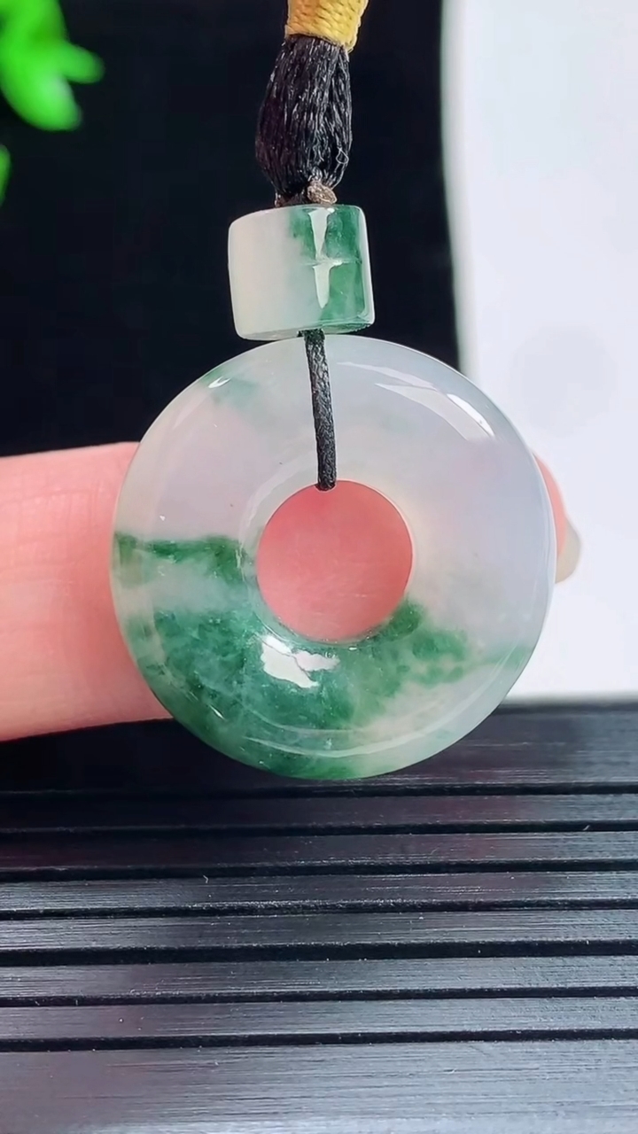 天然A货翡翠飘花平安环吊坠，尺寸22.5-5重量:5.91g
5月29日