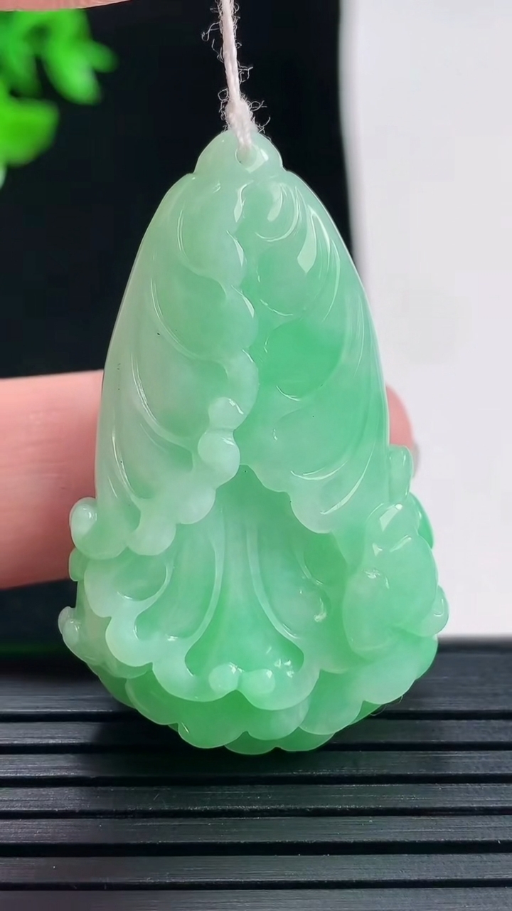 天然A货翡翠白菜吊坠，尺寸42-26.5-12重量:18.33g
5月29日