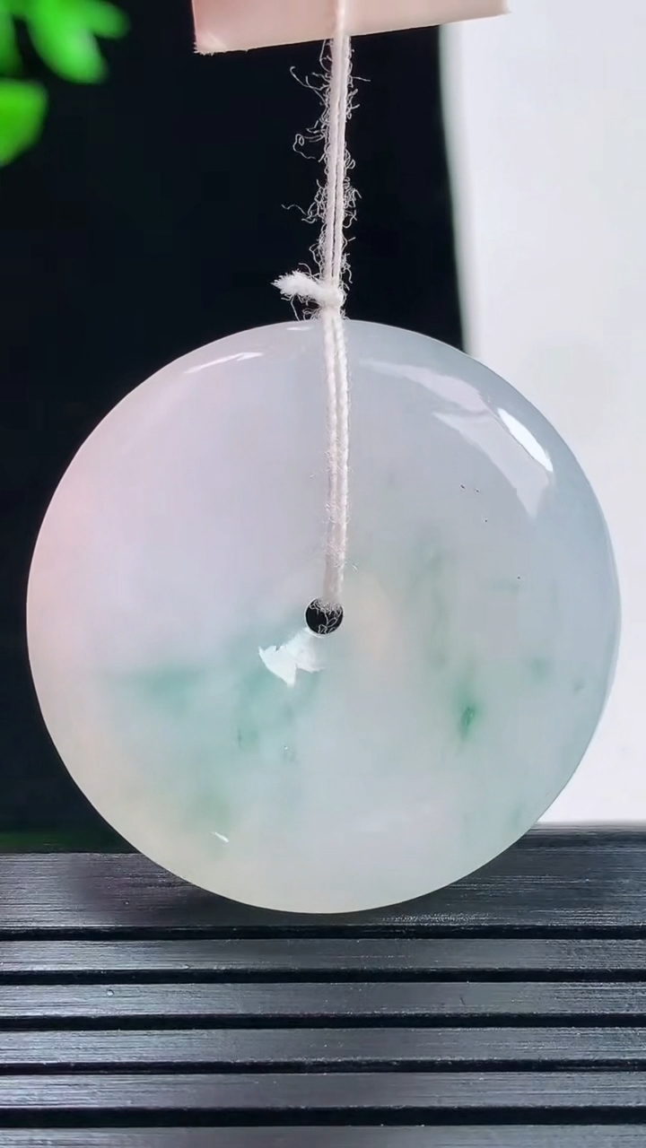 天然A货翡翠飘花平安扣吊坠，尺寸30.6-5.6重量:11.35g
5月29日