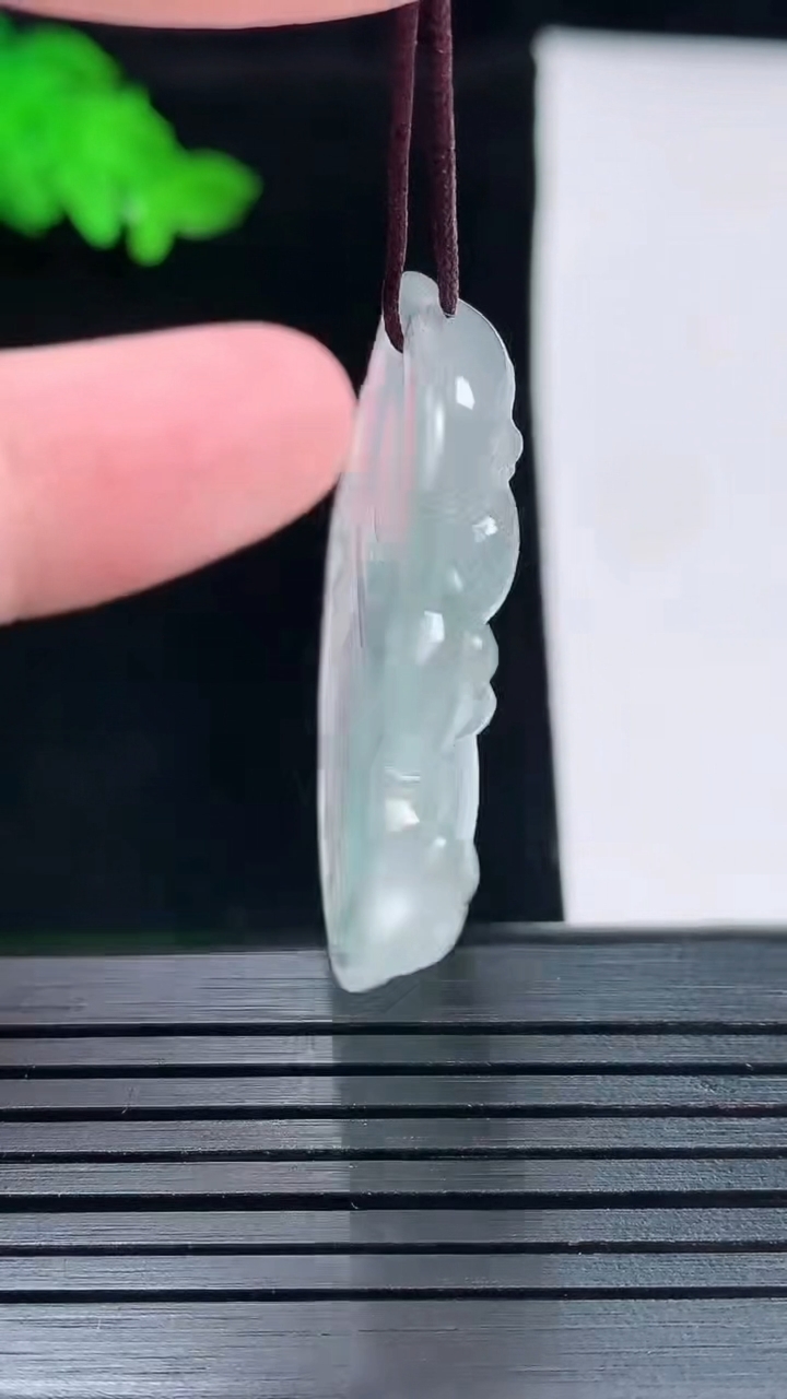 天然A货翡翠佛公吊坠，尺寸35-37-6.5重量:12.16g
5月29日