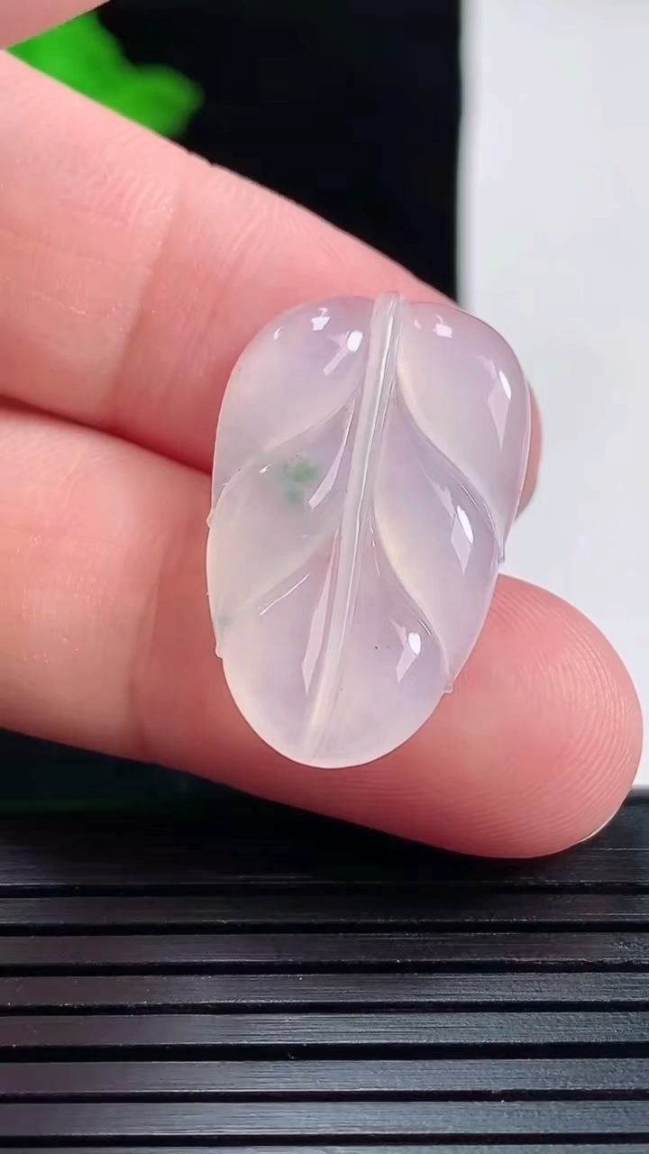 天然A货翡翠金枝玉叶 叶子吊坠，尺寸27-17-3重量:3.05g
5月29日