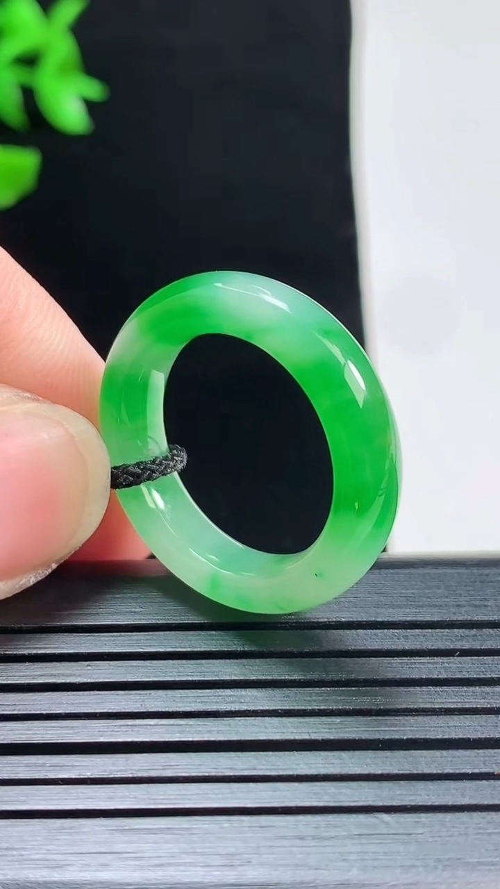 天然A货翡翠玉指环 戒指，尺寸18.2-5.2-4重量:4.26g2026年5月29日
工厂直销收藏