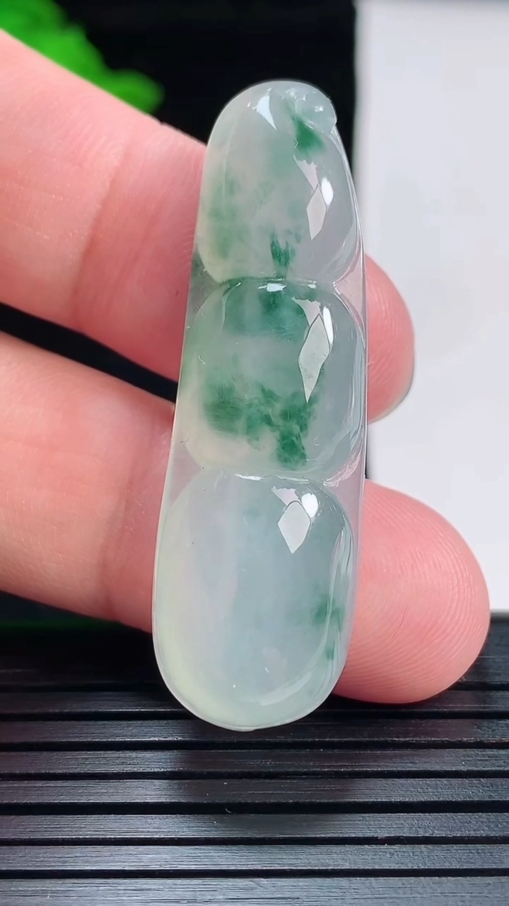 天然A货翡翠冰种飘花福豆吊坠，尺寸45-14-8重量:9.52g
5月29日