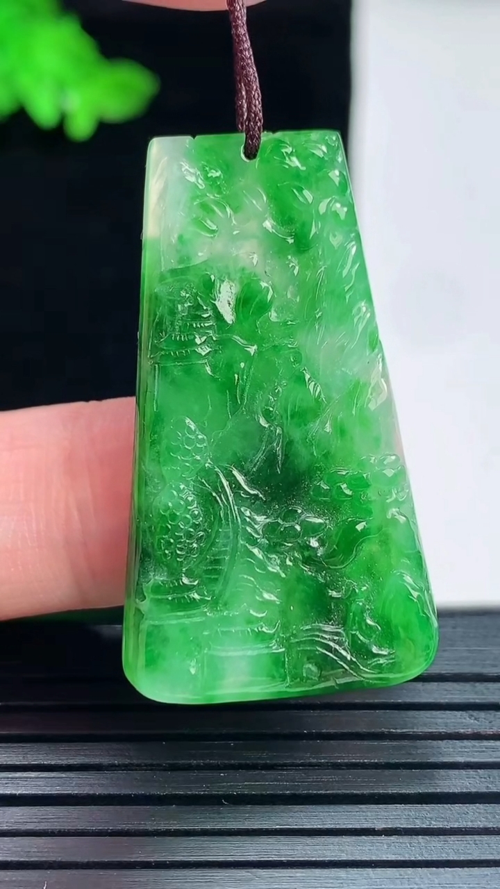 天然A货翡翠山水牌吊坠，尺寸38.6-22-3.6重量:6.99g
5月29日