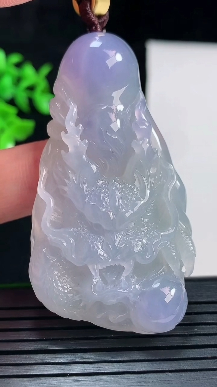 天然A货翡翠种紫罗兰龙牌吊坠，尺寸59-32-12重量:40.00g
5月29日