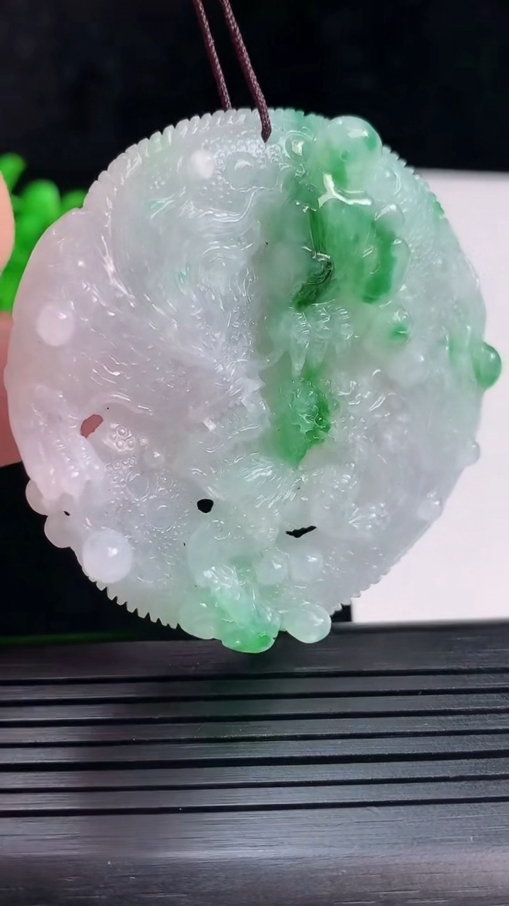 天然A货翡翠龙牌吊坠，尺寸54.5-54-10.5重量:50.00g
5月29日