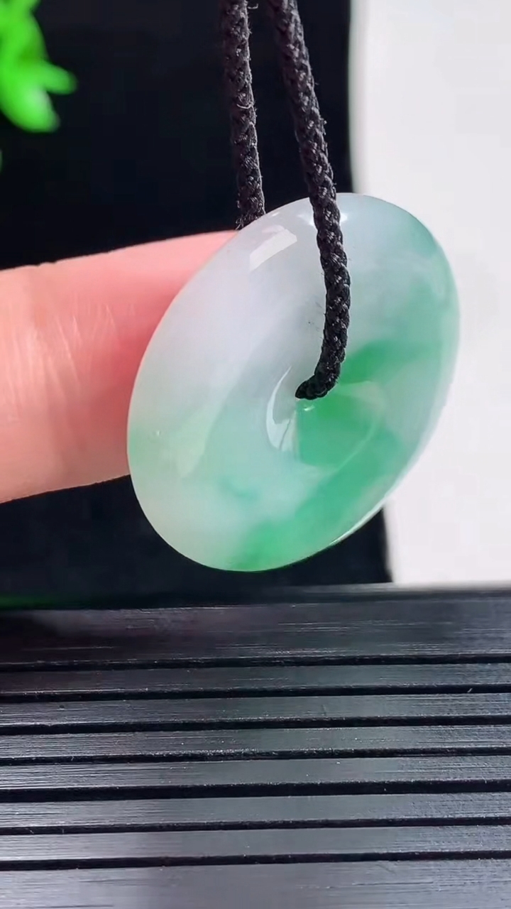 天然A货翡翠平安扣吊坠，尺寸26.5-5重量:7.66g
5月29日
