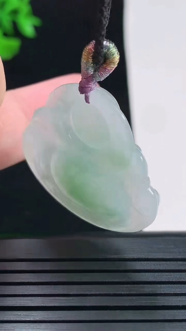 天然A货翡翠佛公吊坠，尺寸28.5-34-5.5重量:7.49g
5月29日