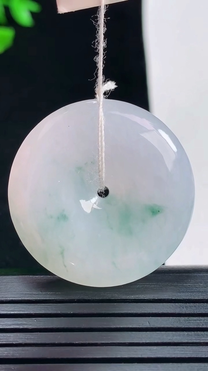 天然A货翡翠飘花平安扣吊坠，尺寸30.6-5.6重量:11.35g
5月29日