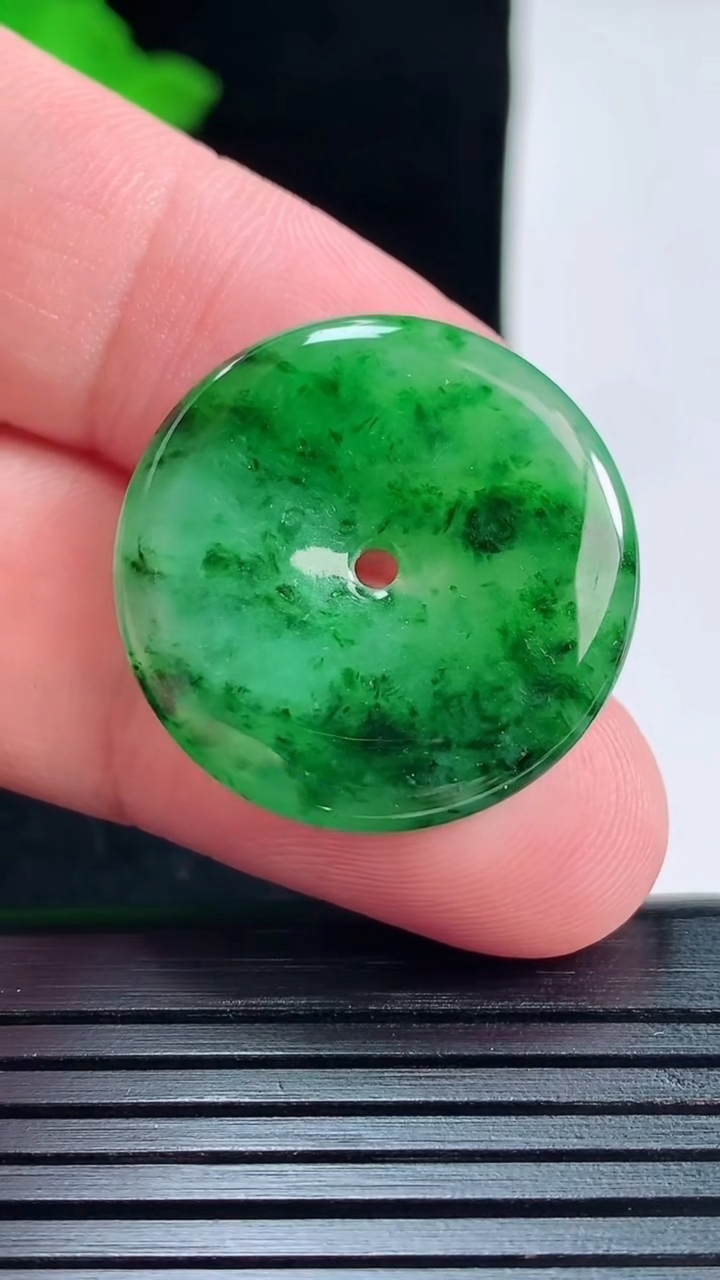 天然A货翡翠平安扣吊坠，尺寸25.5-3.6重量:5.17g
5月29日