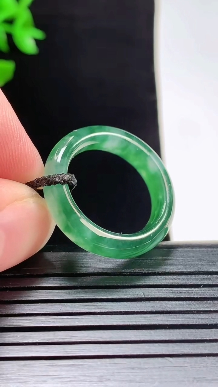 天然A货翡翠冰种飘花玉指环 戒指，尺寸18-5.2-3.6重量:3.49g2026年5月29日
工厂直销收藏佳品,种好水足，色泽均匀，有种有色，上手高大气！