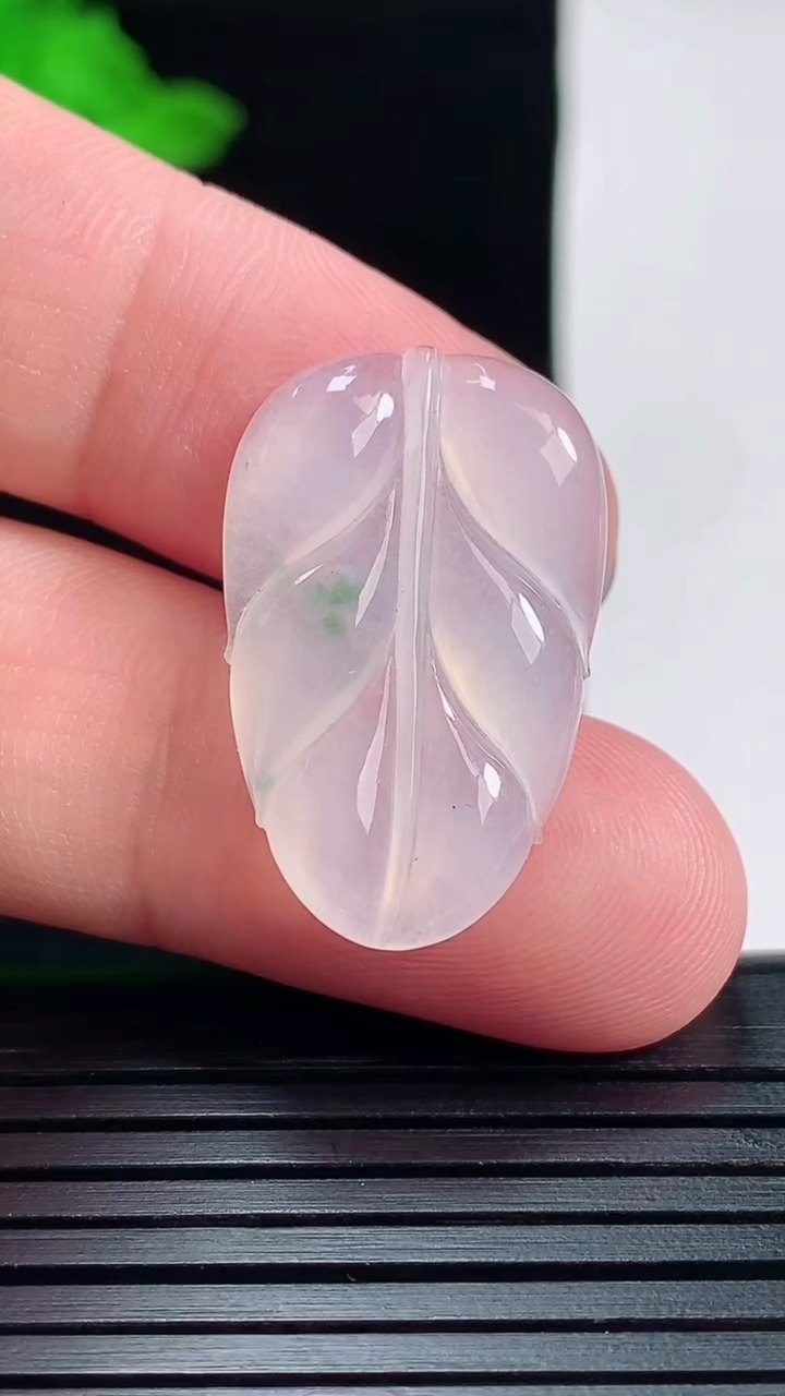 天然A货翡翠金枝玉叶 叶子吊坠，尺寸27-17-3重量:3.05g
5月29日