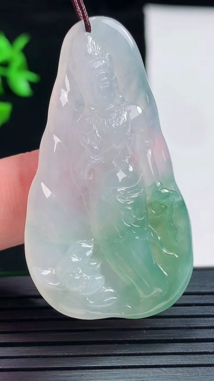 天然A货翡翠观音菩萨吊坠，尺寸49.2-28-5.8重量:12.89g
5月29日
