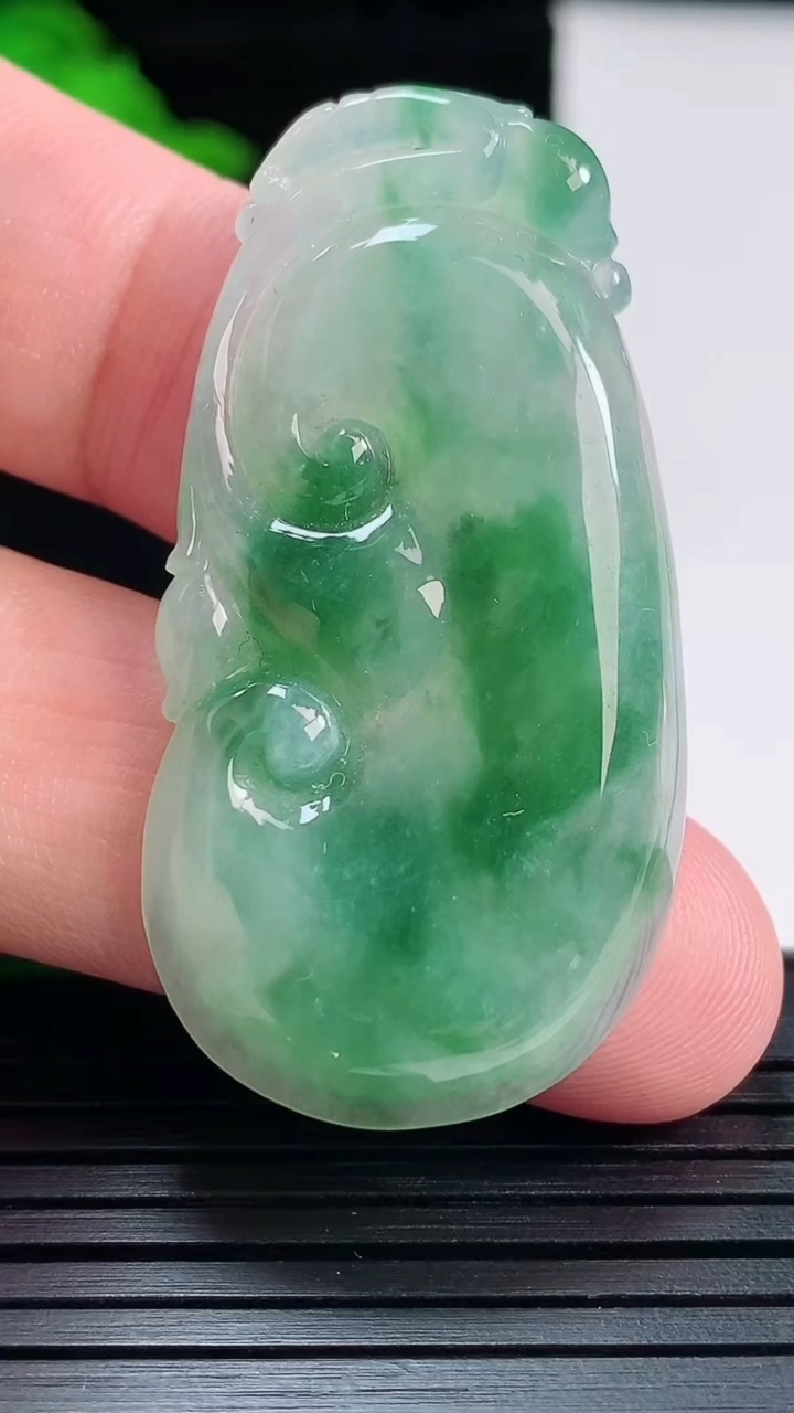 天然A货翡翠如意吊坠，尺寸46.6-24-5重量:11.11g
5月29日